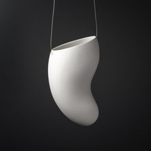 Lade das Bild in den Galerie-Viewer, Ge03 - Hängevase aus Porzellan