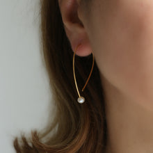 Lade das Bild in den Galerie-Viewer, BOGA - Almond Wire + sweet water pearl earring