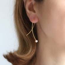 Lade das Bild in den Galerie-Viewer, BOGA - twisted Wire + sweet water pearl earring
