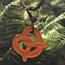 Lade das Bild in den Galerie-Viewer, HERR PONG BERLIN - Mini Leather Pretzel Keychain