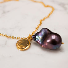 Lade das Bild in den Galerie-Viewer, BOGA - baroque pearl necklace + coin