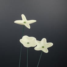 Charger l'image dans la galerie, Ge03 - Wiesenblume bunt groß aus Porzellan