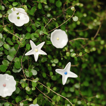 Lade das Bild in den Galerie-Viewer, Ge03 - Wiesenblume weiß groß aus Porzellan