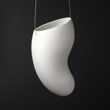 Charger l&#39;image dans la galerie, Ge03 - Hängevase aus Porzellan
