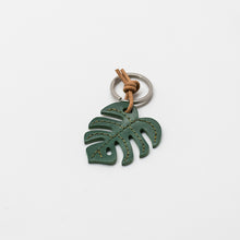Cargar imagen en el visor de la galería, HERR PONG BERLIN - Mini Monstera Leaf Leather Keychain
