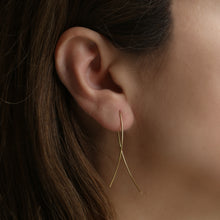 Lade das Bild in den Galerie-Viewer, BOGA - twisted Wire earring
