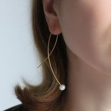 Cargar imagen en el visor de la galería, BOGA - twisted Wire + sweet water pearl earring
