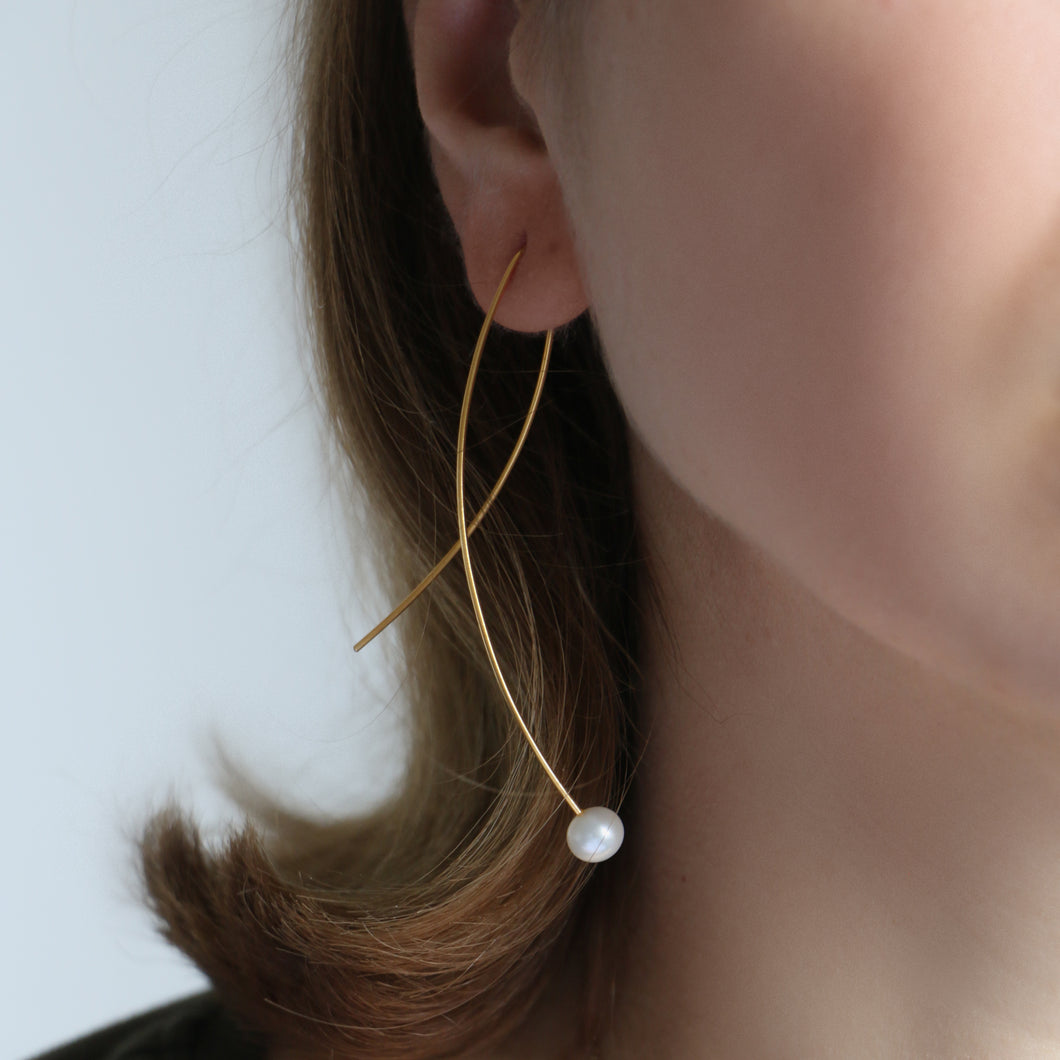 BOGA - twisted Wire + sweet water pearl earring