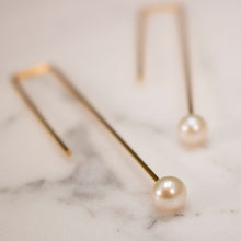 Load image into Gallery viewer, BOGA - rectangular Wire + sweet water pearl earring
