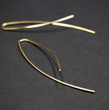 Lade das Bild in den Galerie-Viewer, BOGA - twisted Wire earring
