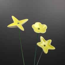 Lade das Bild in den Galerie-Viewer, Ge03 - Wiesenblume bunt groß aus Porzellan
