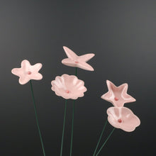 Load image into Gallery viewer, Ge03 - Wiesenblume bunt groß aus Porzellan
