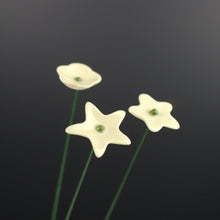 Lade das Bild in den Galerie-Viewer, Ge03 - Wiesenblume bunt klein aus Porzellan
