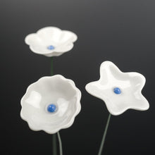 Load image into Gallery viewer, Ge03 - Wiesenblume weiß groß aus Porzellan
