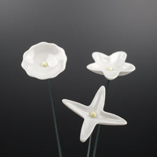 Lade das Bild in den Galerie-Viewer, Ge03 - Wiesenblume weiß groß aus Porzellan
