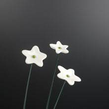 Charger l&#39;image dans la galerie, Ge03 - Wiesenblume weiß klein aus Porzellan
