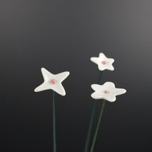 Load image into Gallery viewer, Ge03 - Wiesenblume weiß klein aus Porzellan
