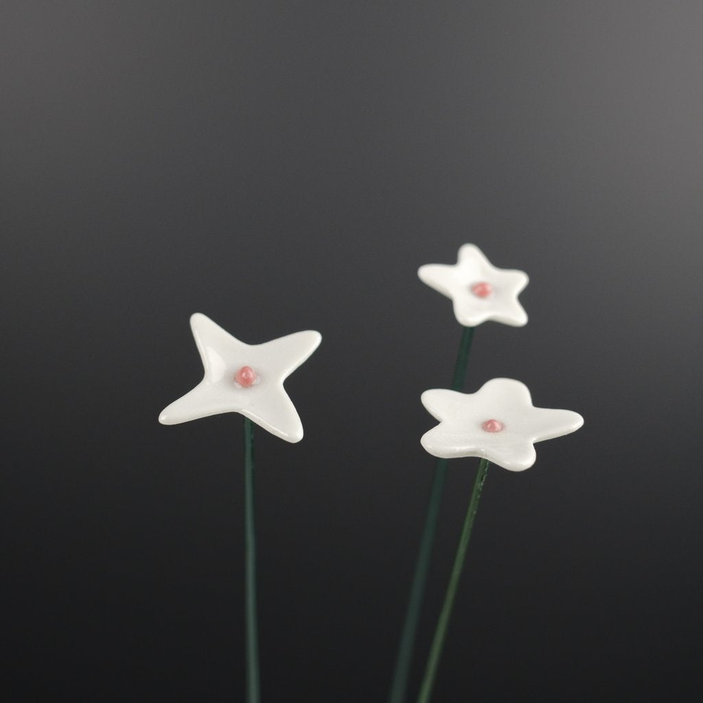 Ge03 - Wiesenblume weiß klein aus Porzellan
